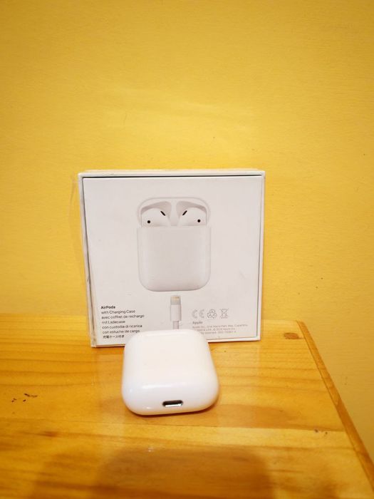 Кейс та коробка від Airpods