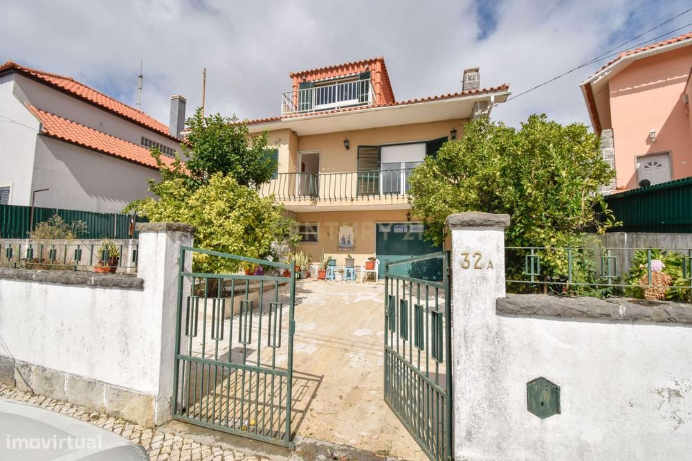 Moradia com Potencial Único em Queijas – 3 Pisos, Jardim e Garagem