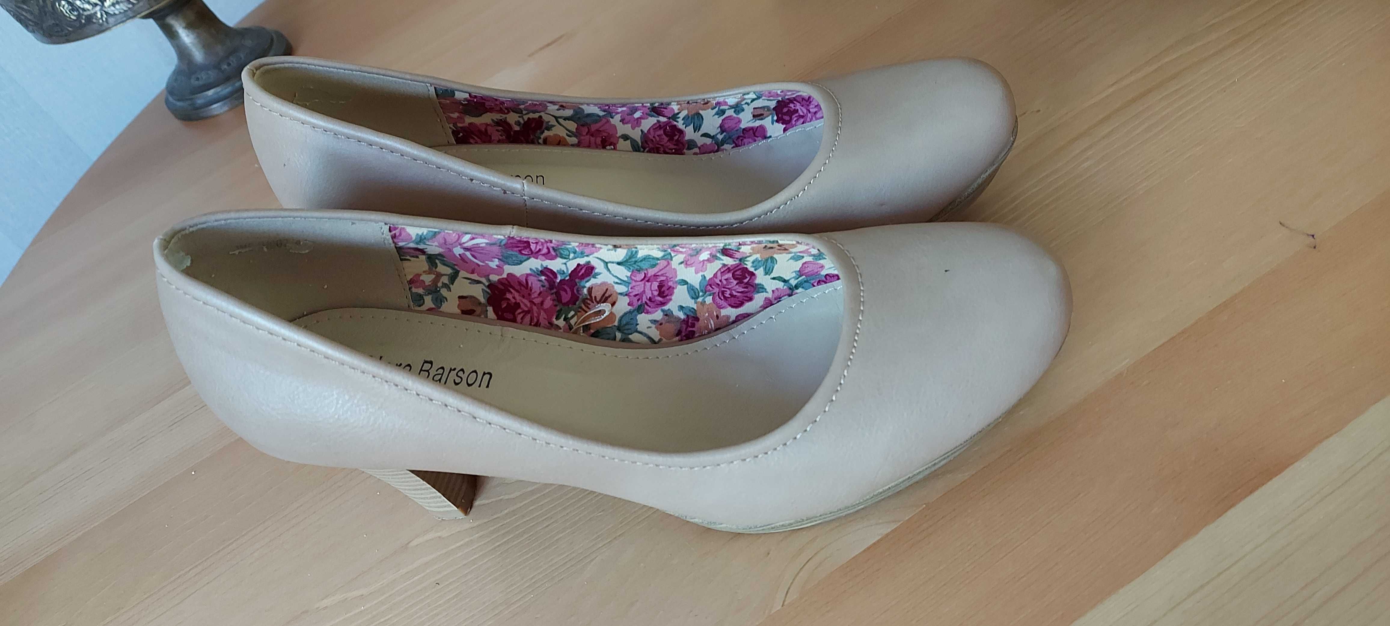 Buty na obcasie beżowe