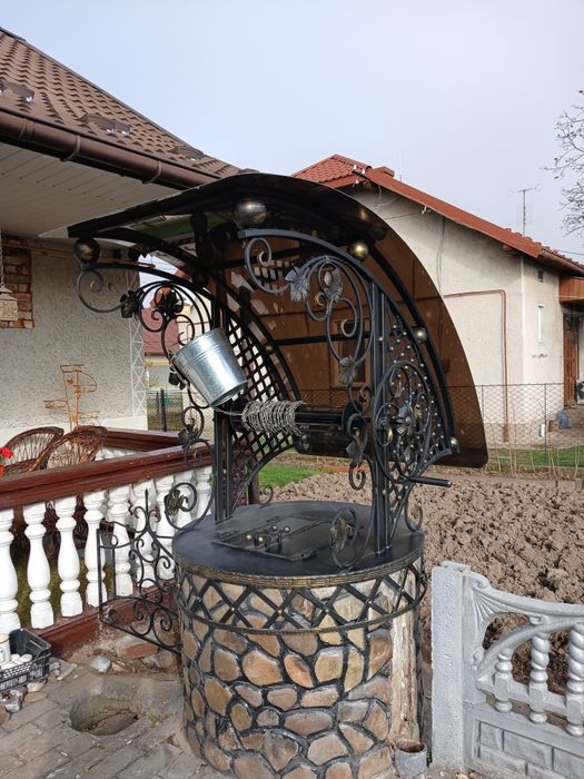 Дашок. Верх на криницю. Кований верх на криницю