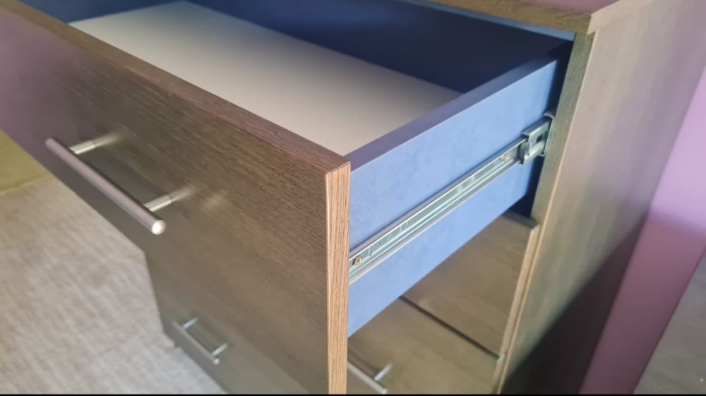 Komoda i biurko drewniane w kolorze zielonym