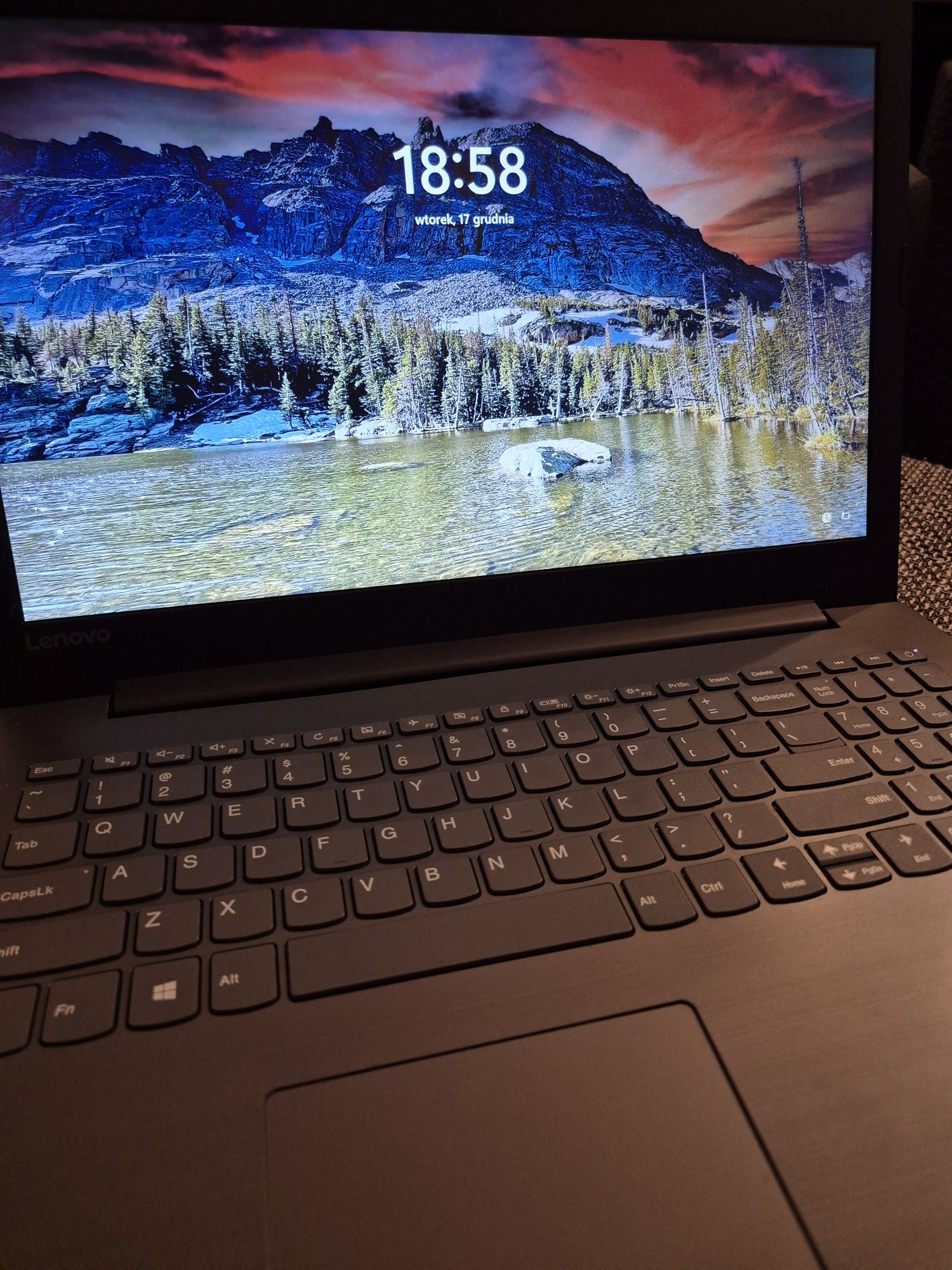 Laptop Lenovo w bardzo dobrym stanie , duża pojemność dysku 1T