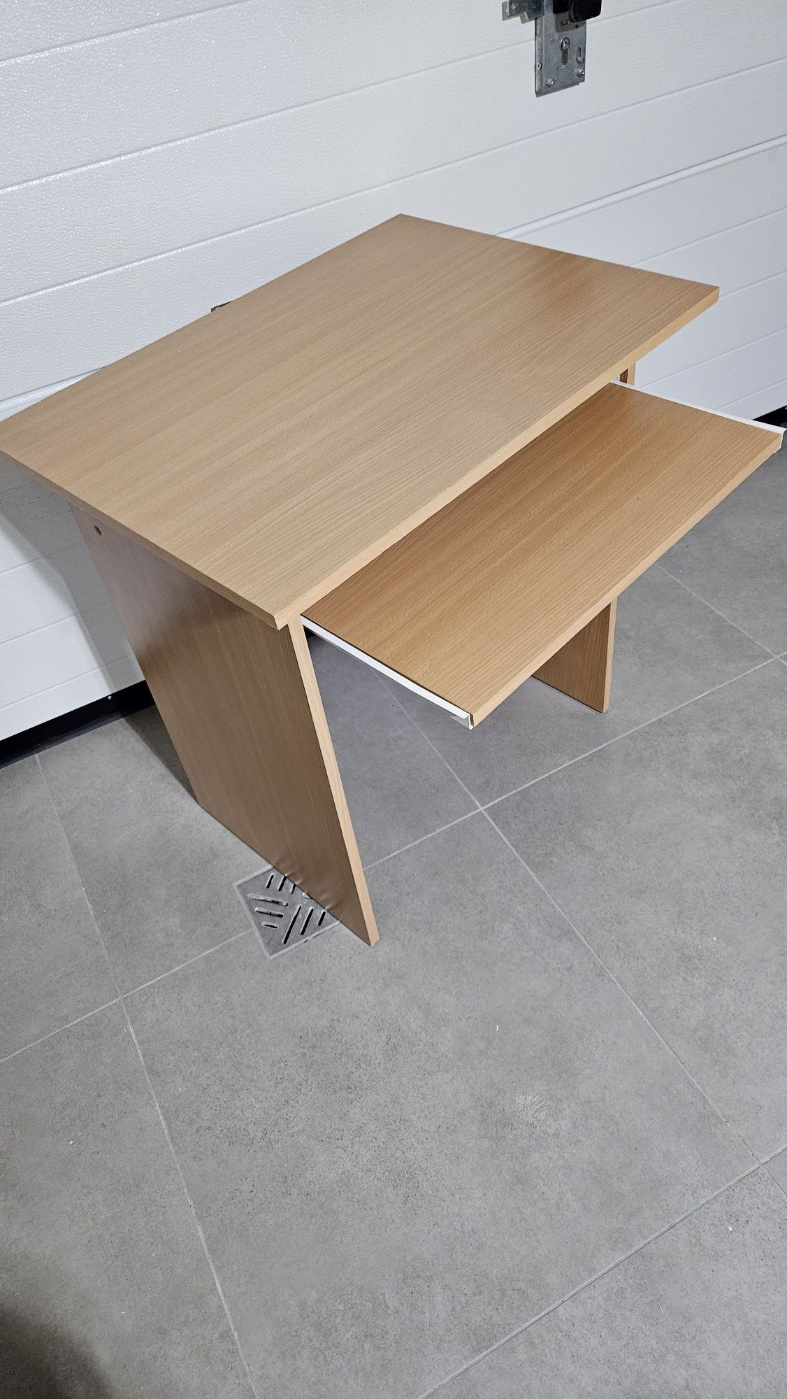 Biurko komputerowe z wysuwaną szufladą na klawiaturę