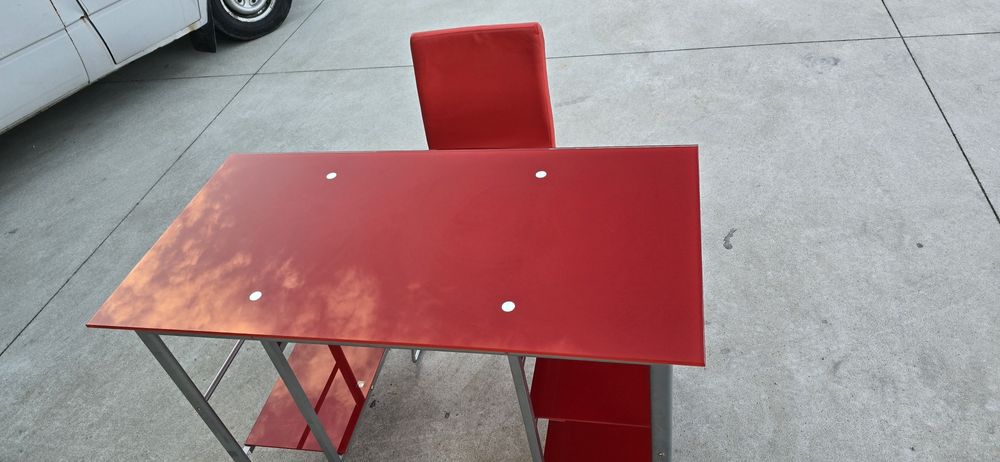 Mesa de escritório em vidro vermelho