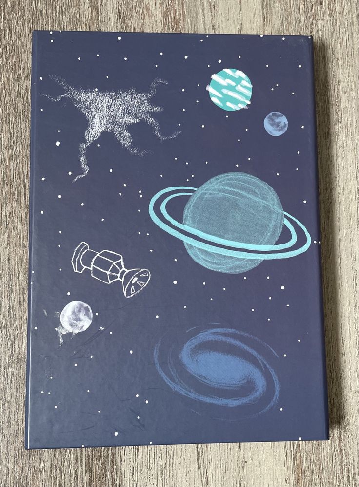 Caderno ou diário com tema espacial ou astronómico