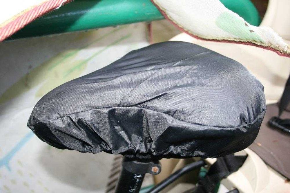 czarny pokrowiec na siodełko do roweru ortalionu zero waste uniwesalne