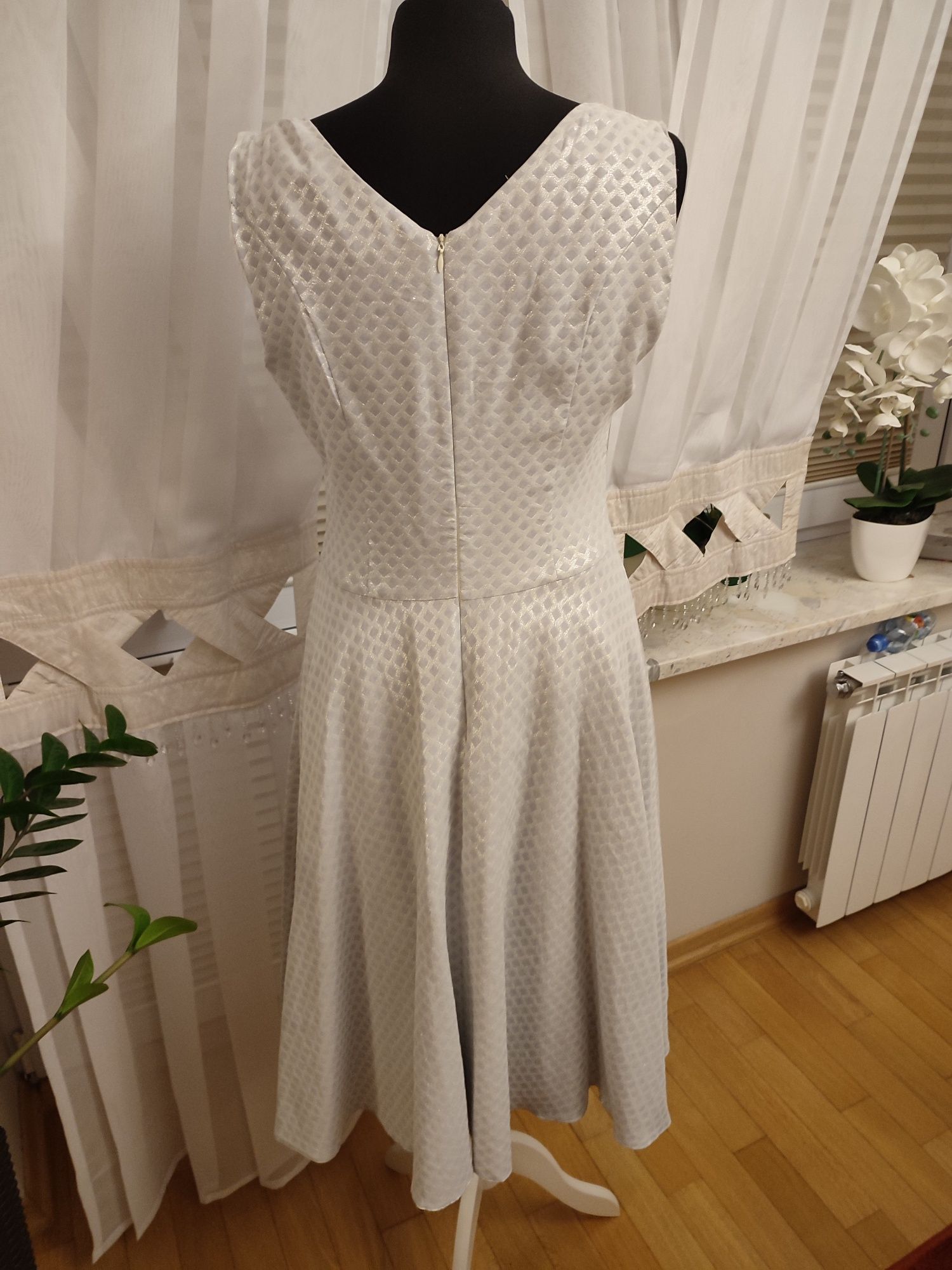 Srebrna sukienka 42