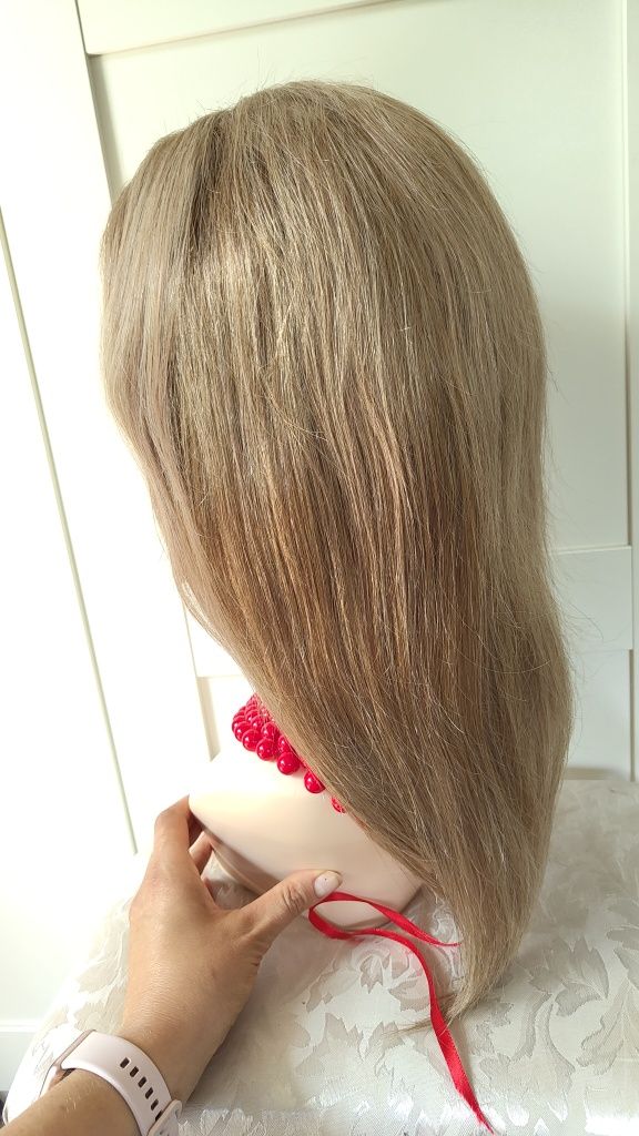 Piękna peruka naturalna lace-front piaskowy blond.