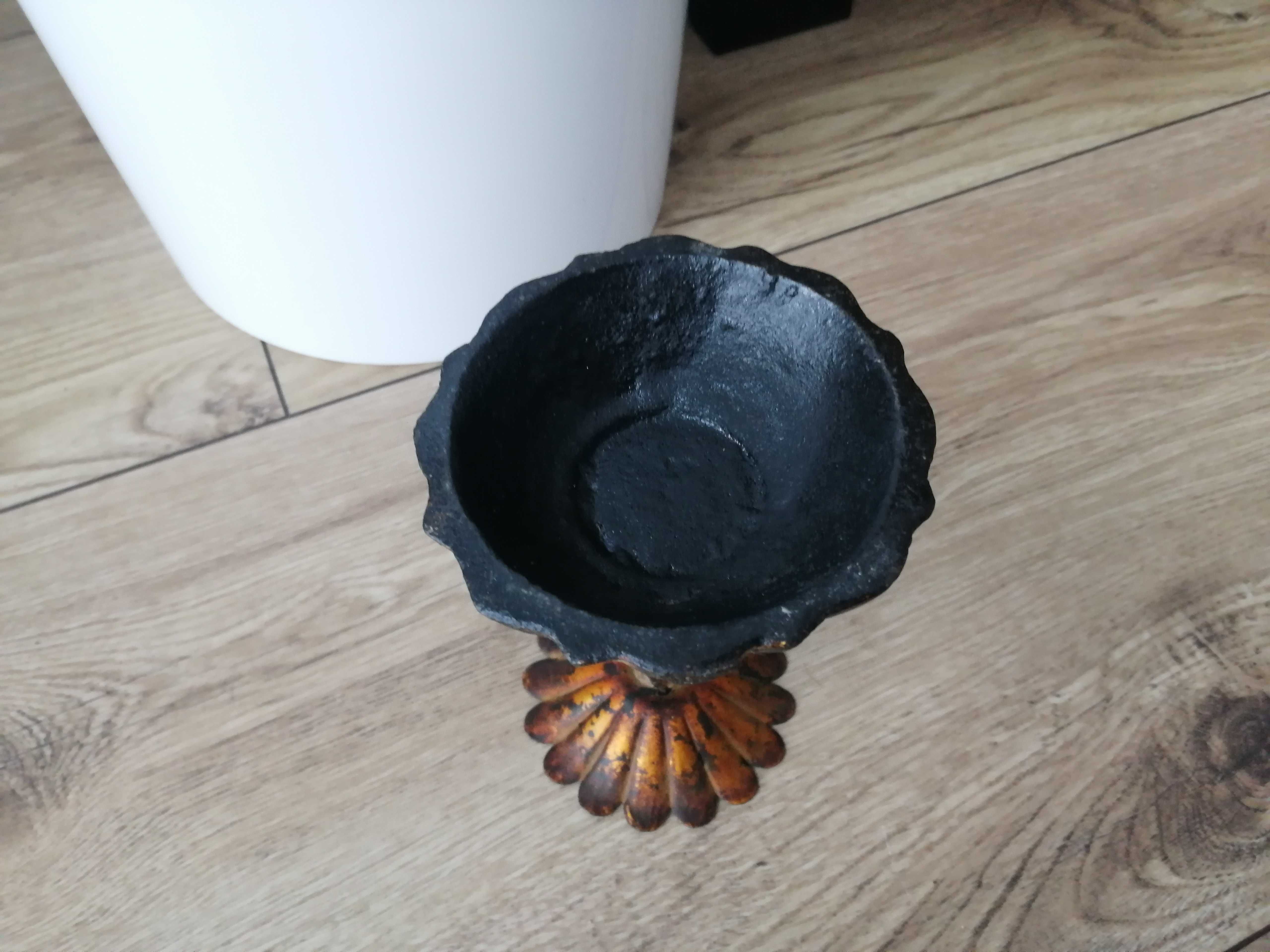 Świecznik metalowy dwustronny 15,5 cm w komplecie ze świeczką
