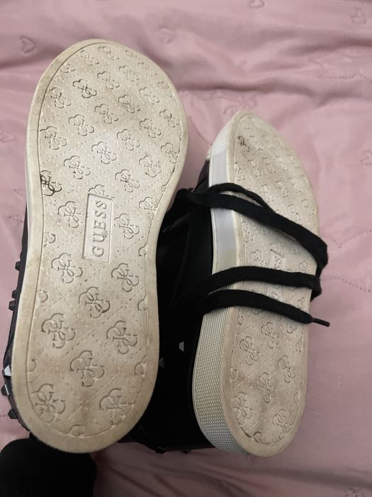 Чорні шкіряні кросівки-хайтопи Guess із заклепками.