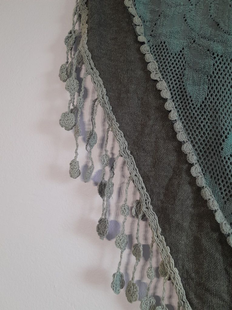 Szara chusta w stylu boho z frędzlami