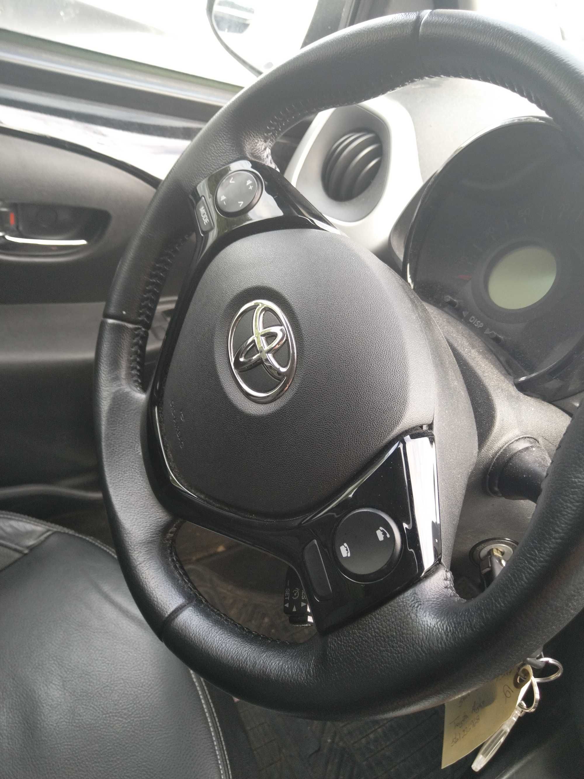 Toyota Aygo kamera, skóry, tempomat podgrzewane fotele