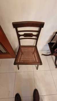 Duas cadeiras de madeira
