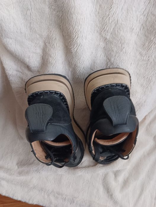 Шкіряні жіночі кросівки