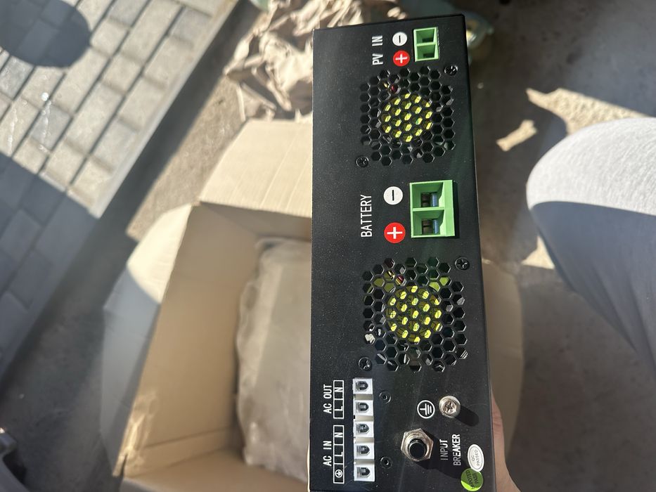 Гібридний інвертор EASUN 2.4kW 24v