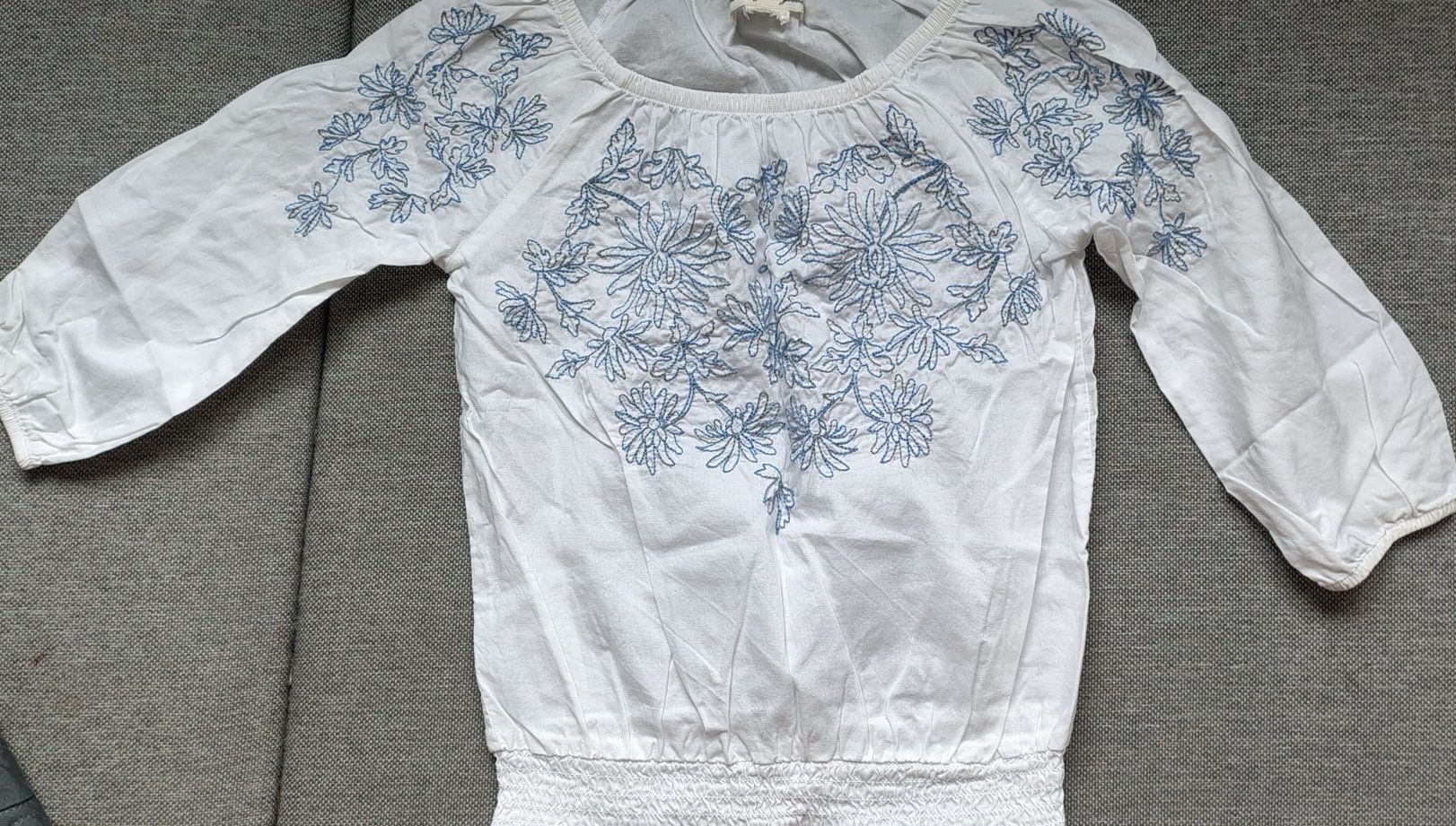 Bluzka elegancka, H&M, błekitny haft kwiaty,  roz. 128,około 8,9 lat.