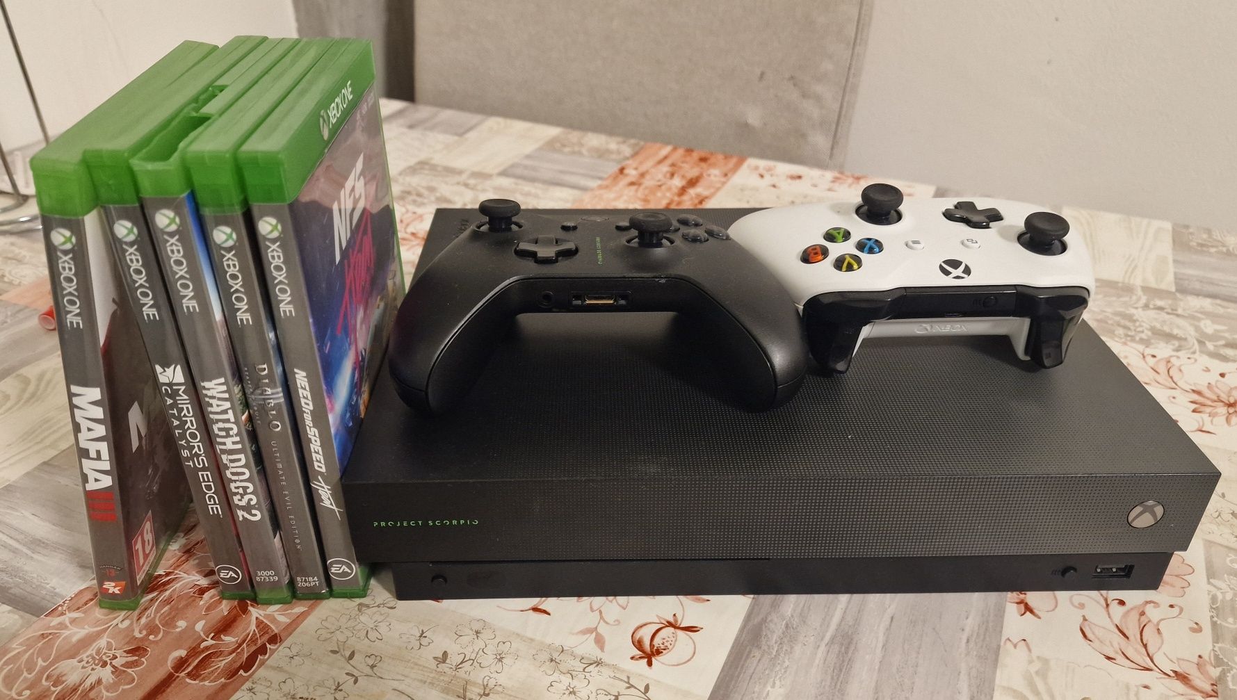 Xbox One X 1TB - Edição Rara Project Scorpio, com varios extras