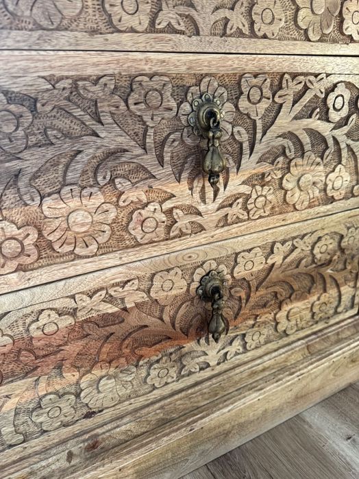 Komoda indyjska z mango