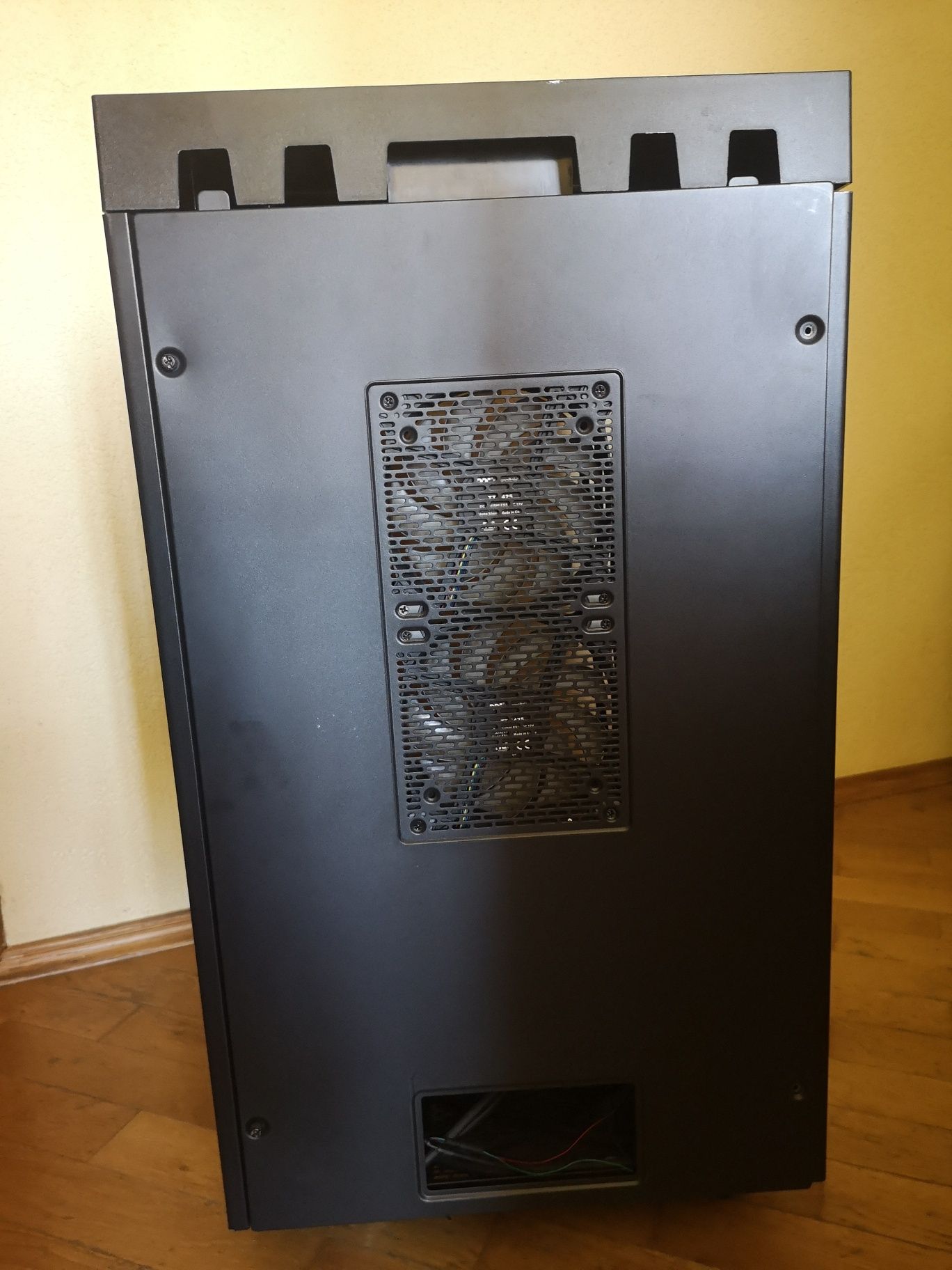 Корпус THERMALTAKE на  колесах з системою охолодження z490 Aorus xtre