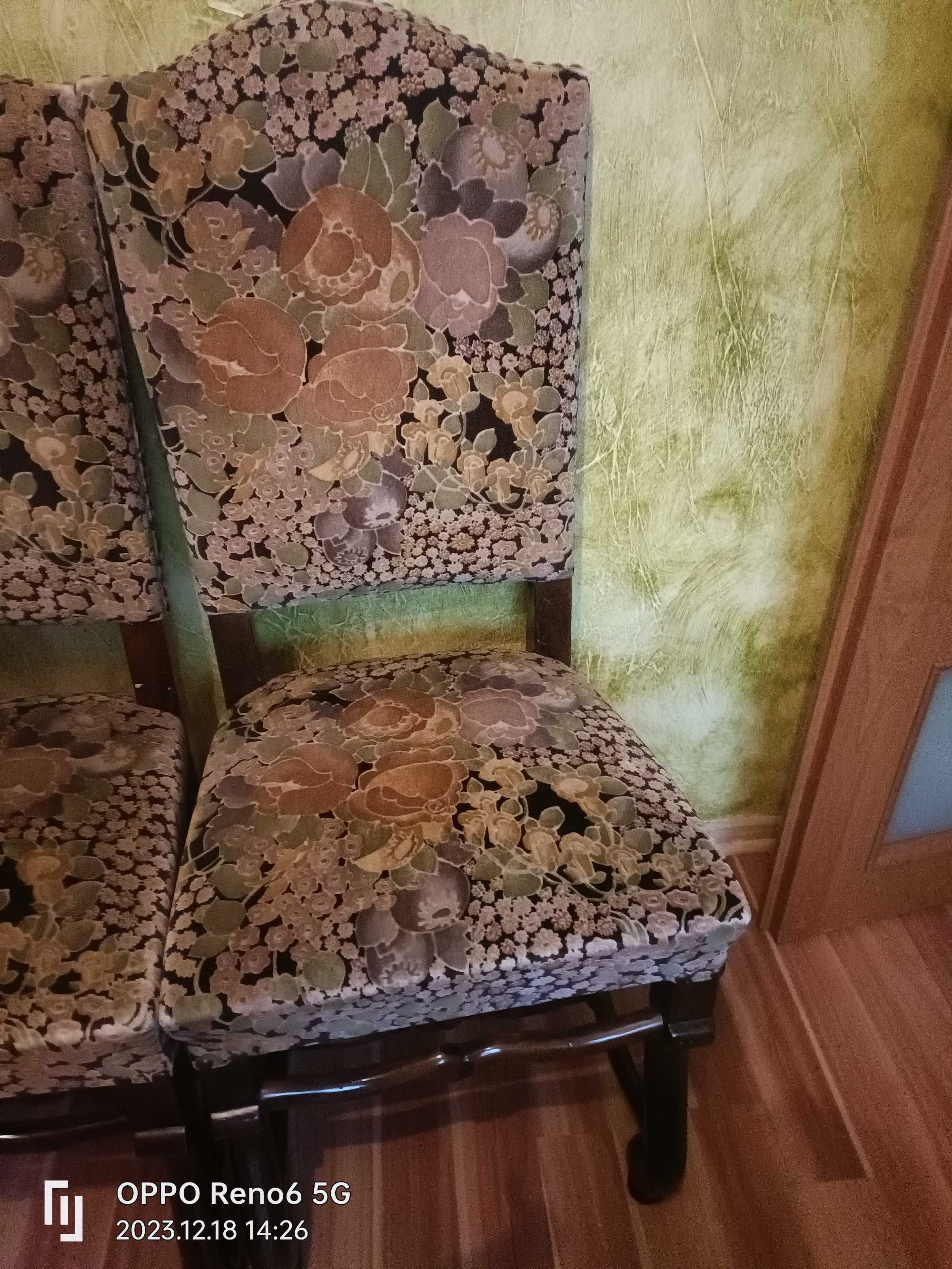 4 krzesła, bardzo ładnie obite.