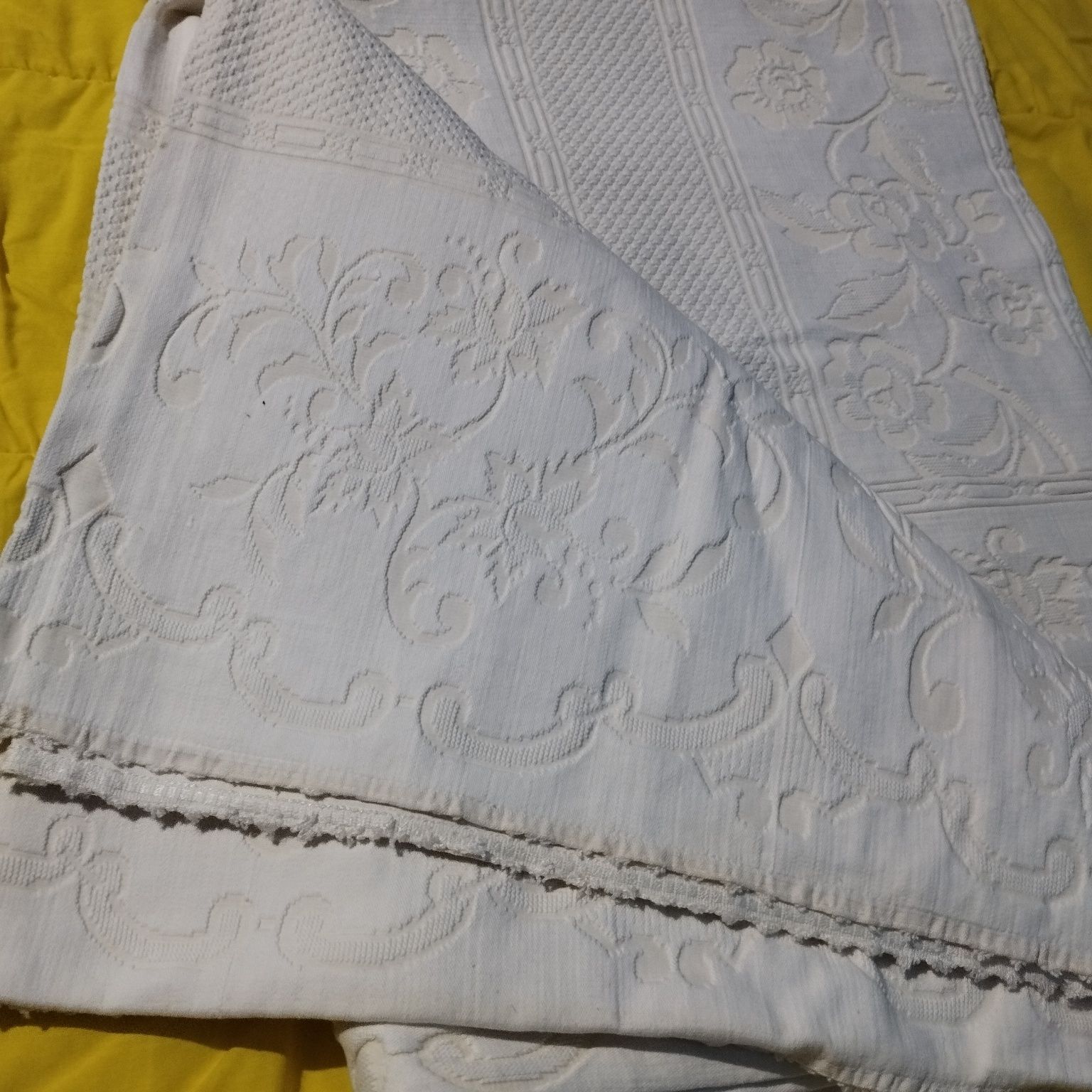 Colcha de pano com relevos