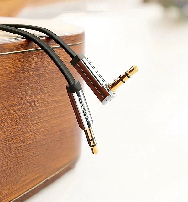 Ugreen płaski kątowy kabel przewód audio Aux 3,5 mm mini jack 0,5 m cz