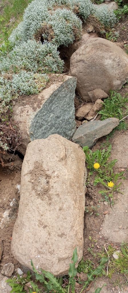 Głazy, kamienie kamień na fundamenty