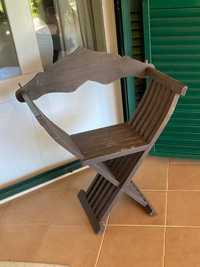 Antiga cadeira em madeira