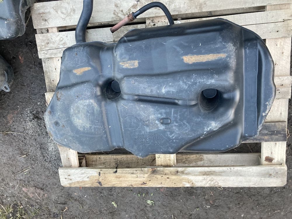 Бак бензобак паливний топливний Toyota Prius 30 09-15 77111-0bj00