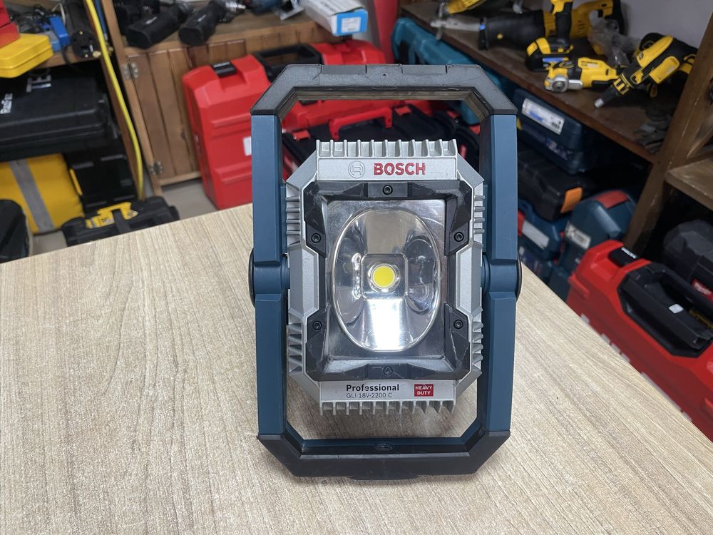 Bosch GLI 18V-2200 C / акумуляторний ліхтар Бош