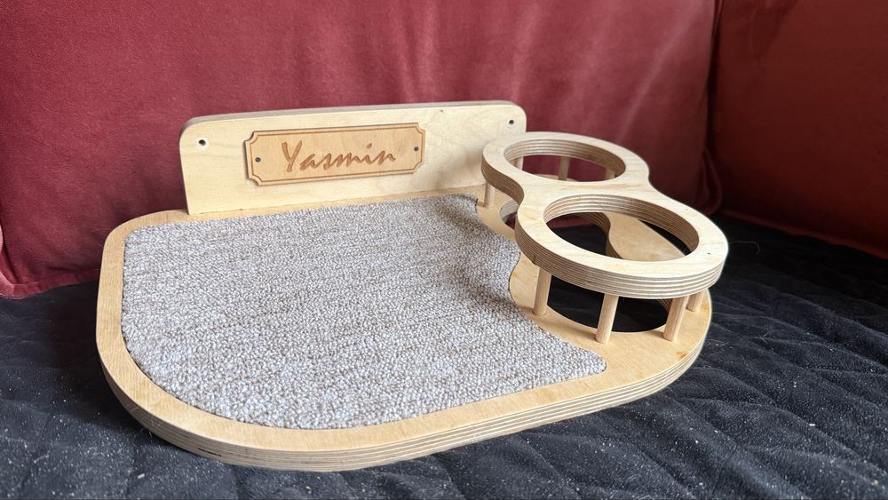 Półka dla kota z miskami i legowiskiem