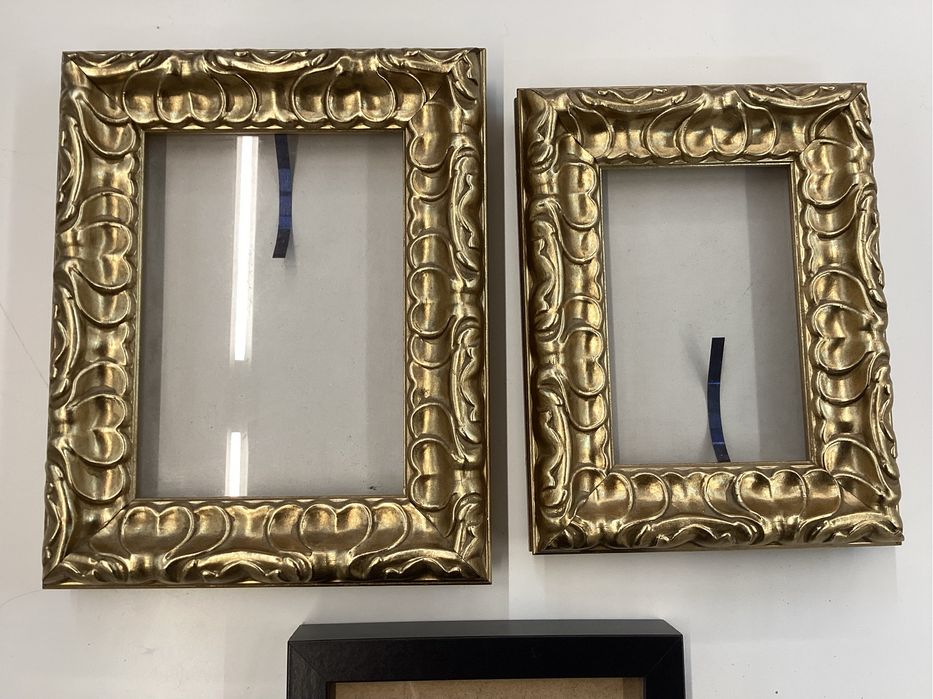 Molduras em madeira douradas + uma de oferta em madeira preta.