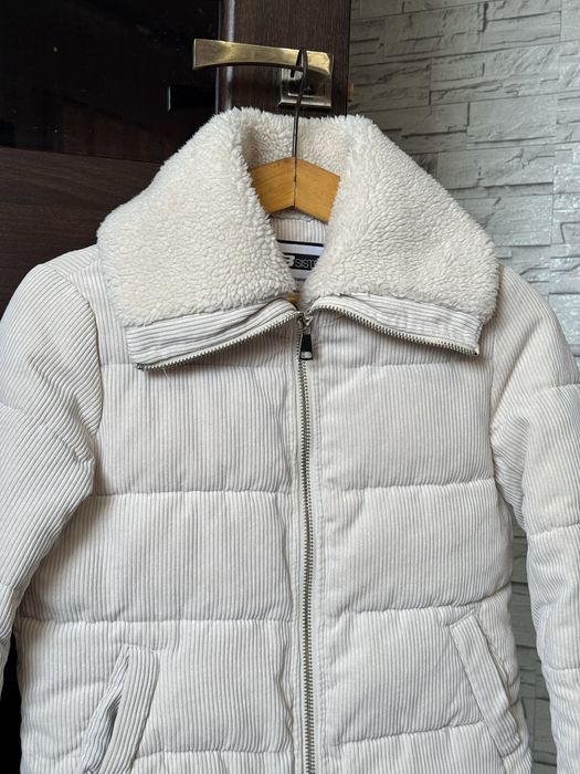 Тепоа куртка молочного кольору