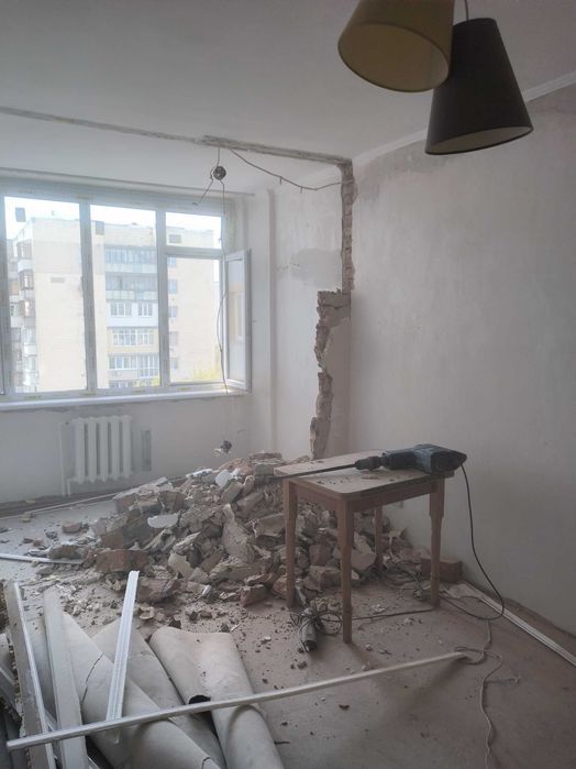 Деммонтаж стін, плитки , стяжки.. Вивезення сміття.