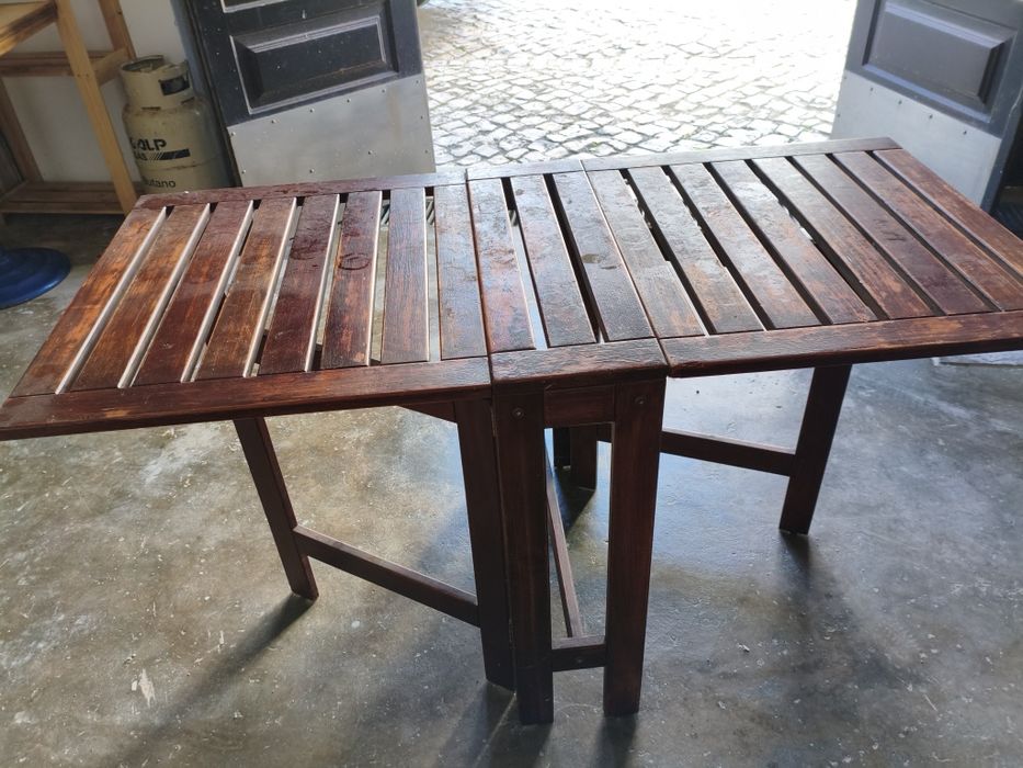 Mesa madeira  muito prática.
