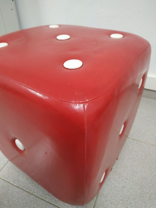 Puff dado gigante vermelho e branco