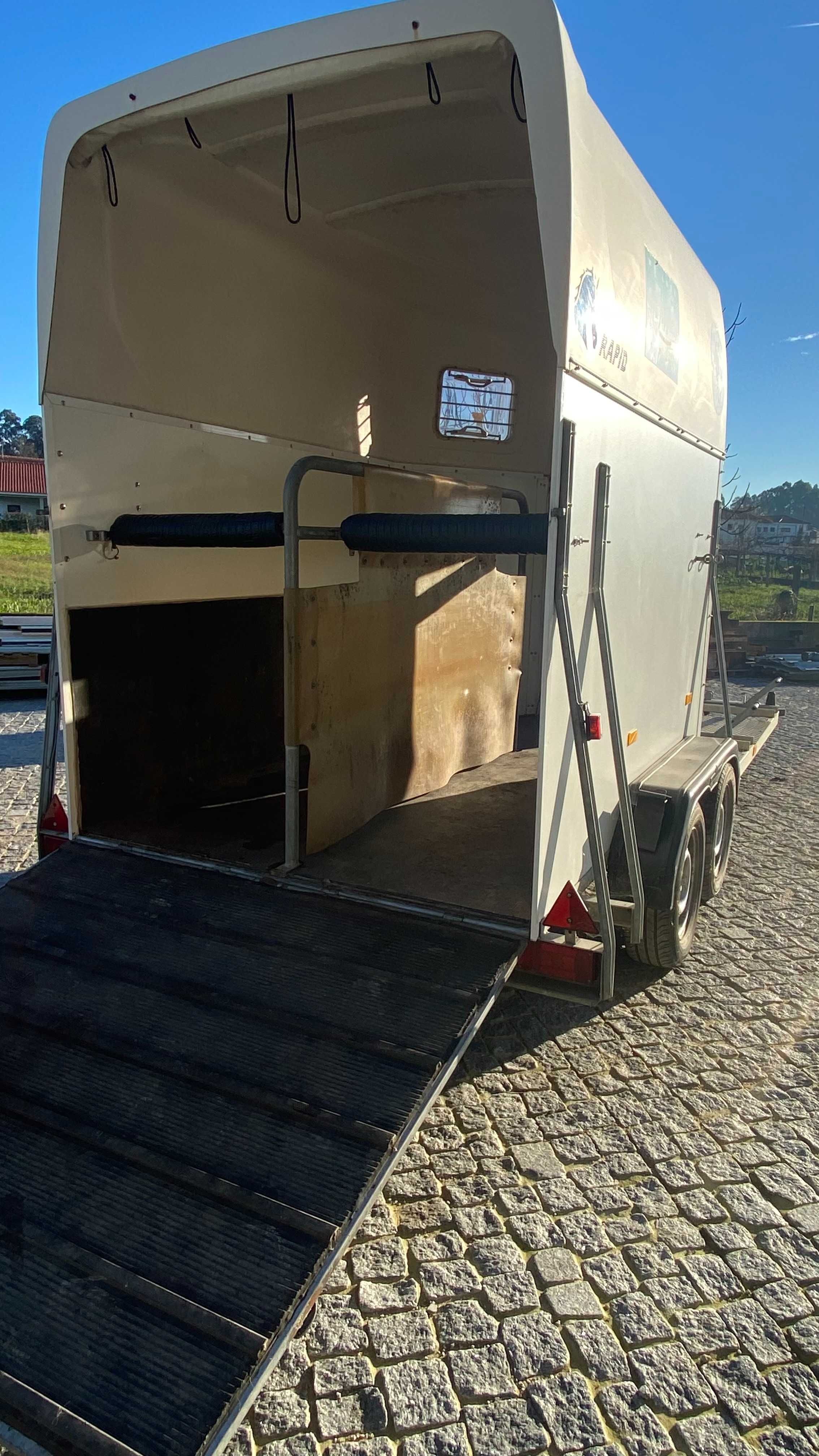 Reboque de cavalos com porta maratonas abervado no livrete