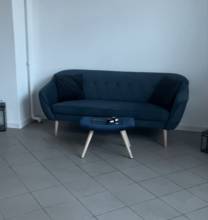 Sofa w kolorze granatowym