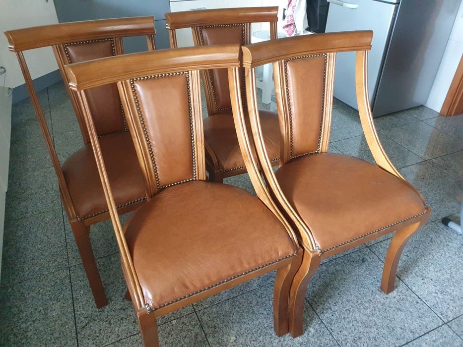Cadeiras de sala de jantar em madeira e pele