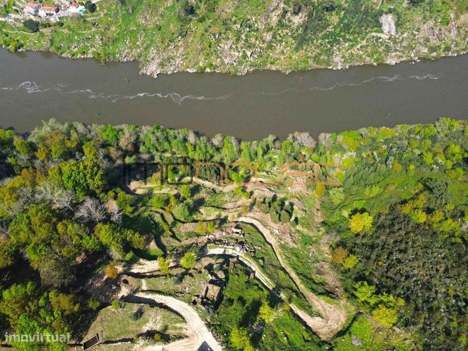Quinta com frente de Rio Douro