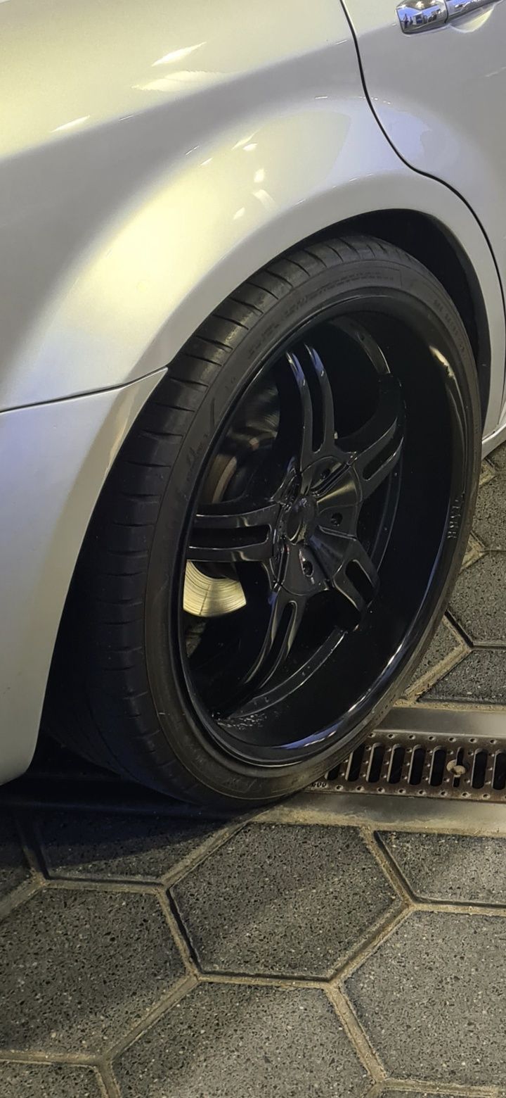 Felgi 22 cale.  Piekny wzór z rantem.  Chrysler  Dodge 5x115