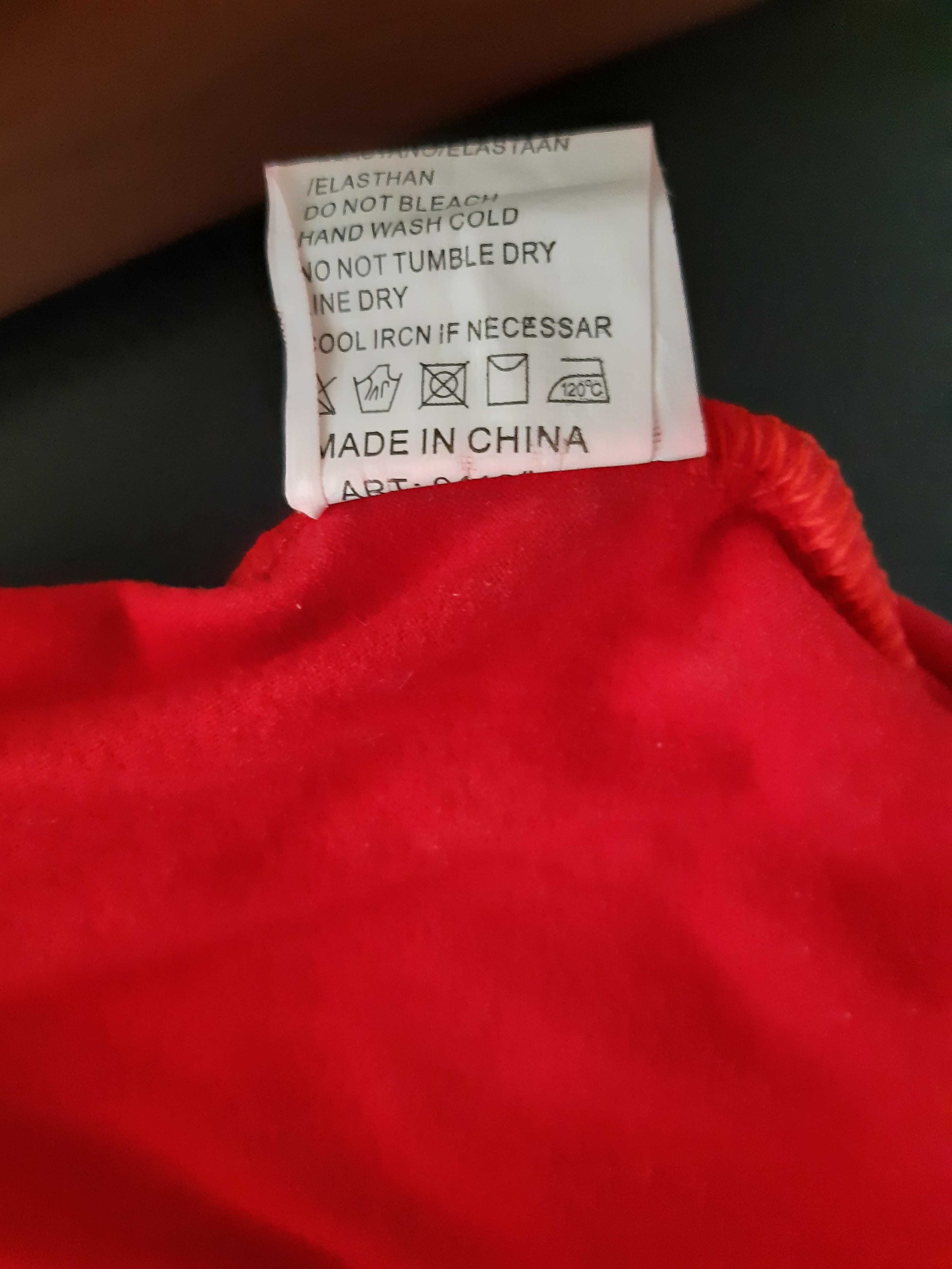 camisola básica vermelha com manga comprida e meia gola