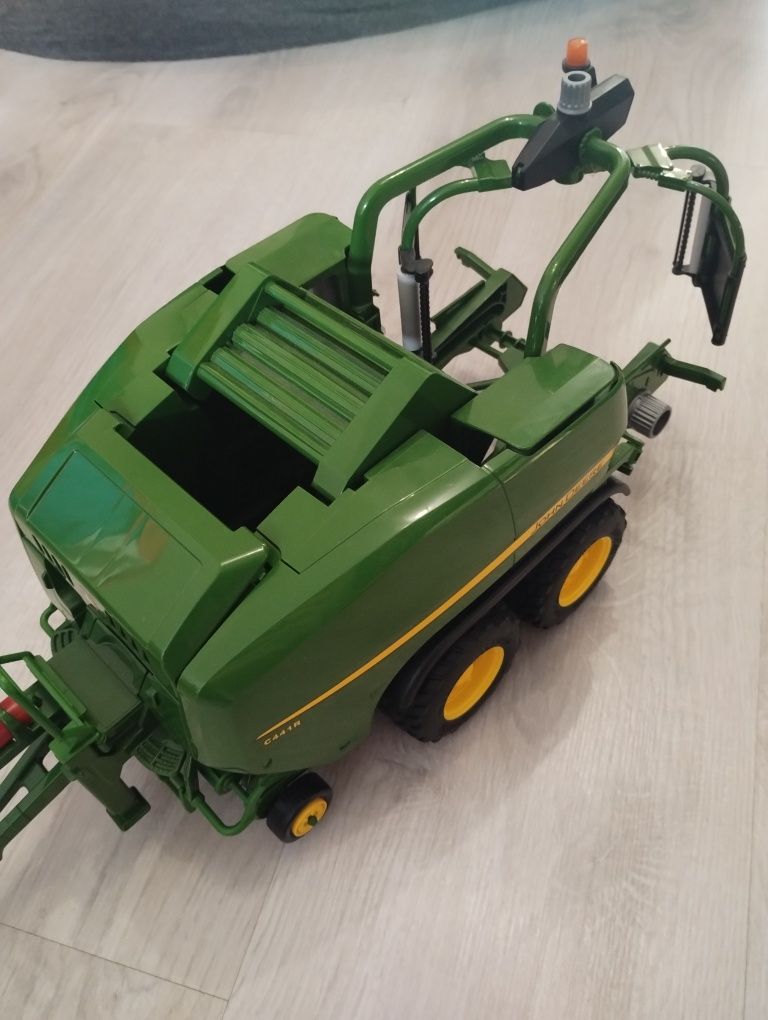 Bruder 02032 prasa zwijająca John Deere