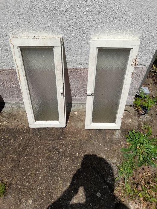 Janela de madeira maciça  e vidro martelado em bom estado.