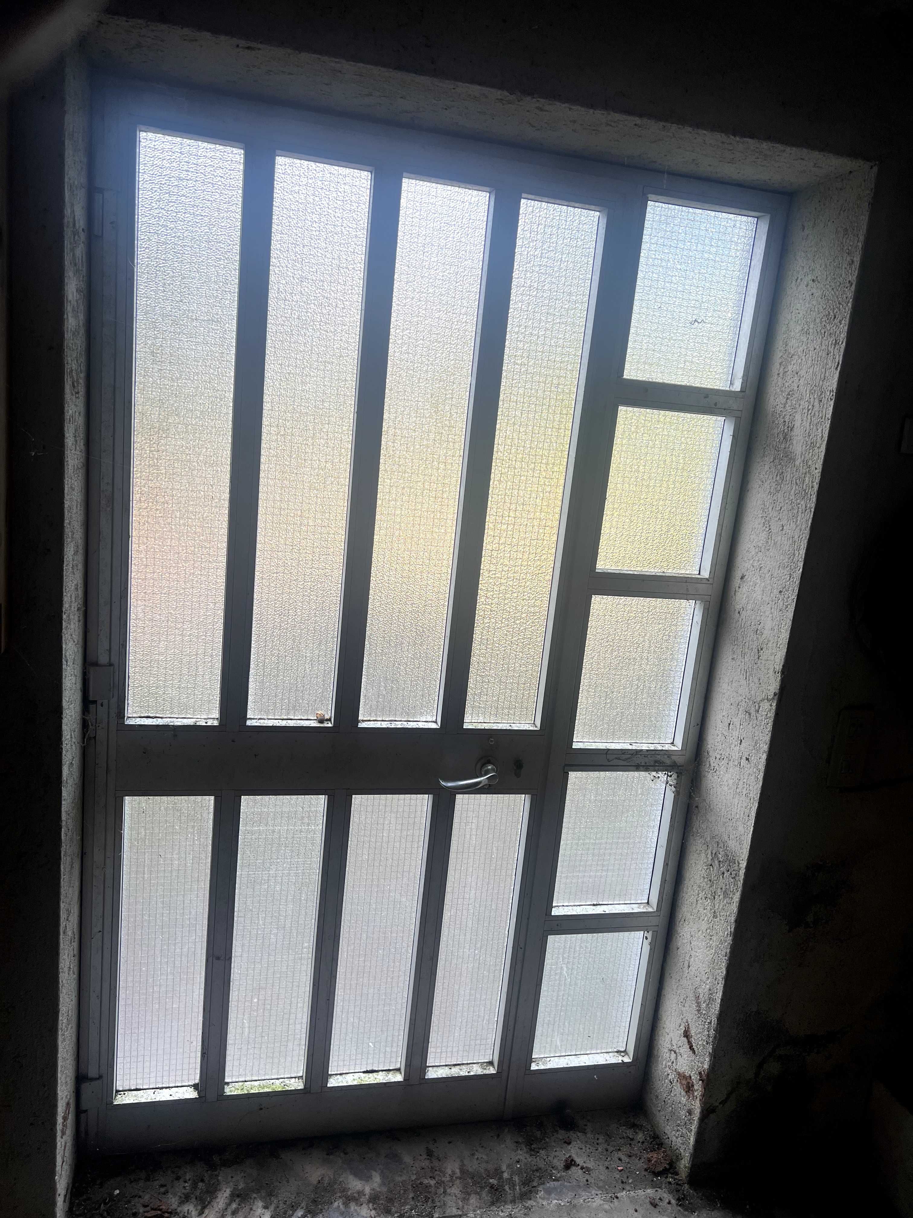 Janelas vidro  simples, portas de alumínio, ótimo estado, estores.