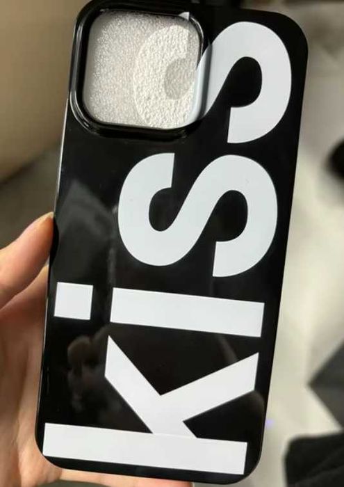 Etui na iPhone – czarne z napisem „KISS”