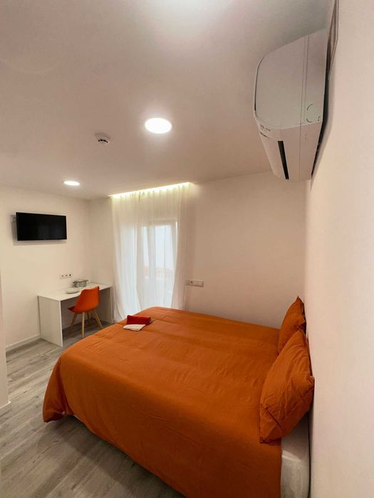 Quarto/Suite novo c roup, wc, lcd, frig, AC, registo na AT.