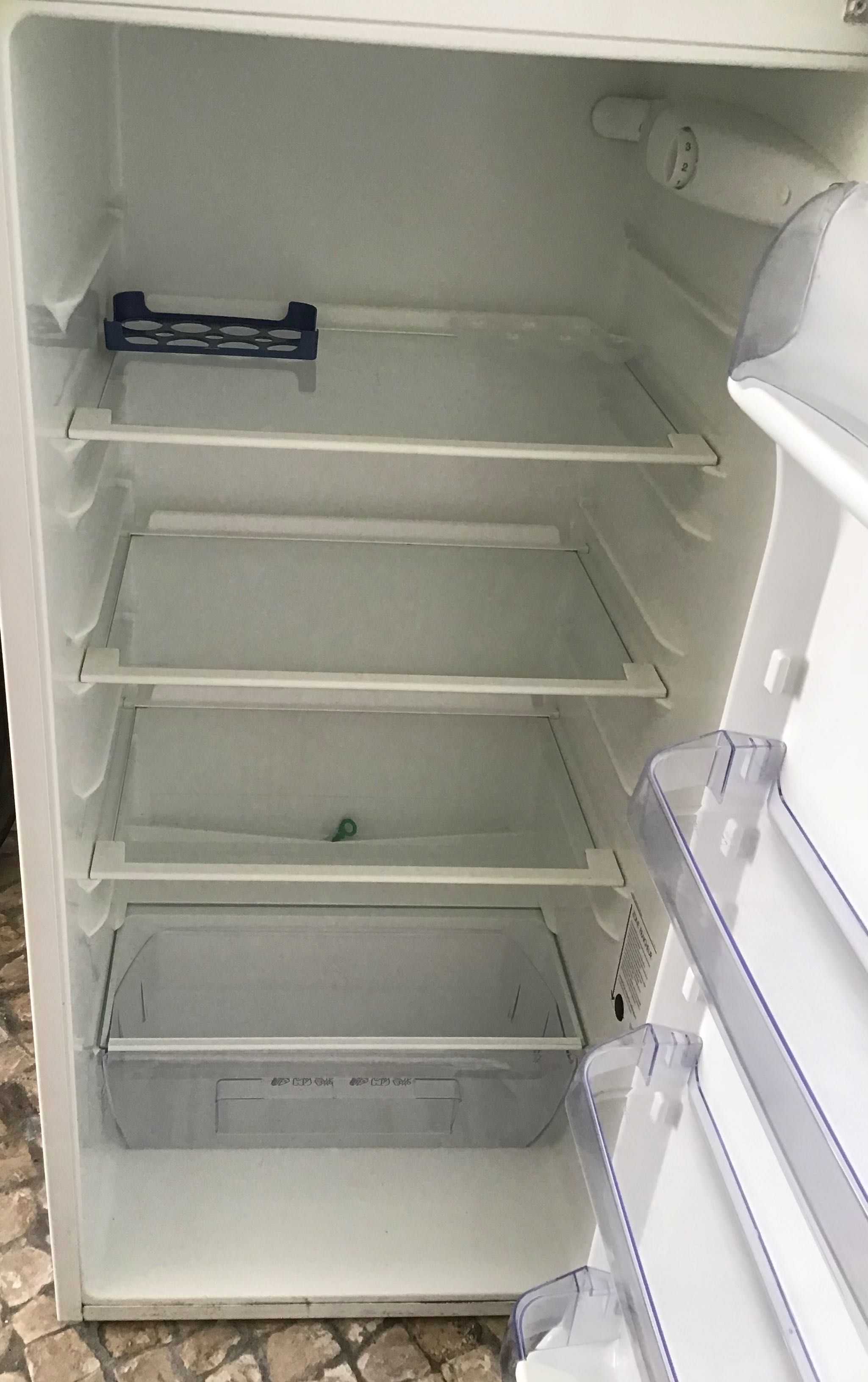 Frigorífico com secção de congelação