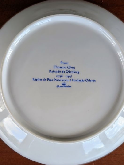 Taça e prato em porcelana réplica Dinastia Qing - Oficina de Porcelana