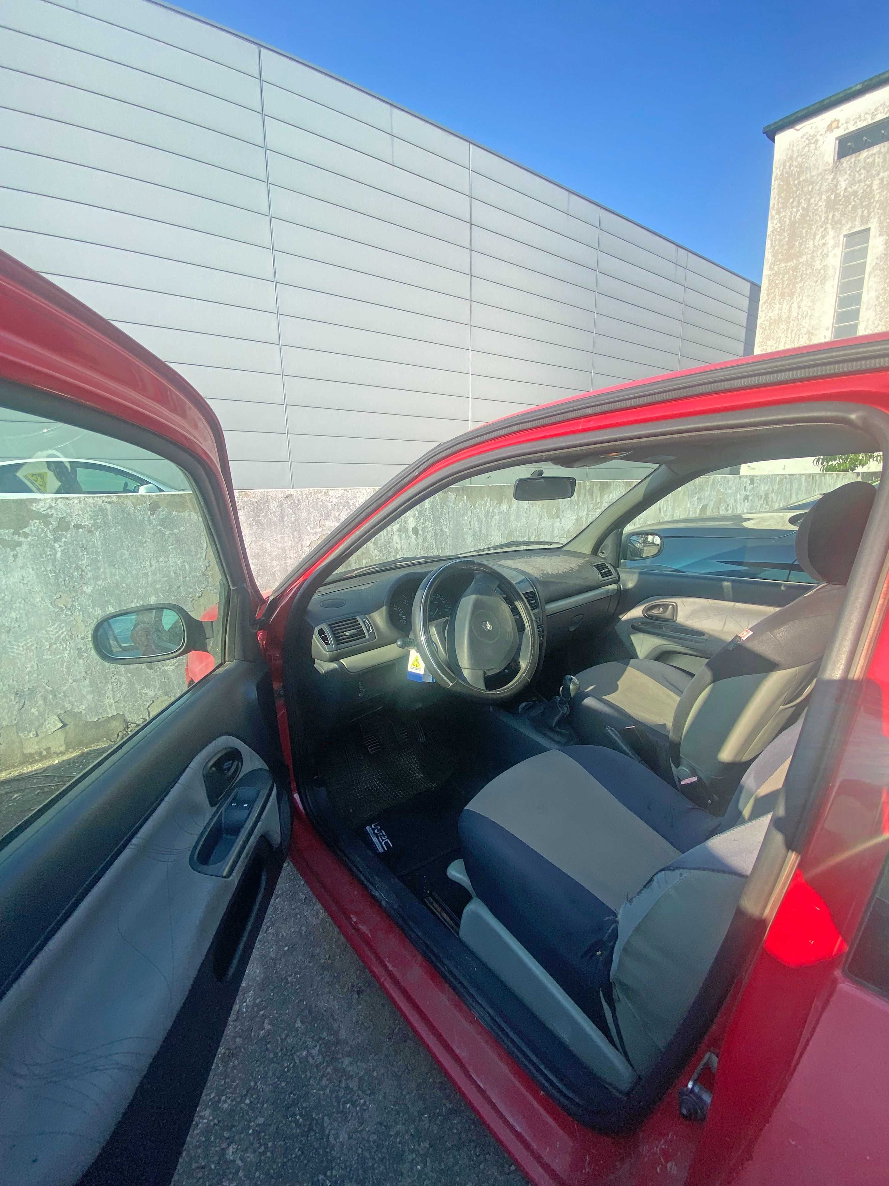 Renault Clio II Comercial 2002 – 1.5 dCi – Avariado